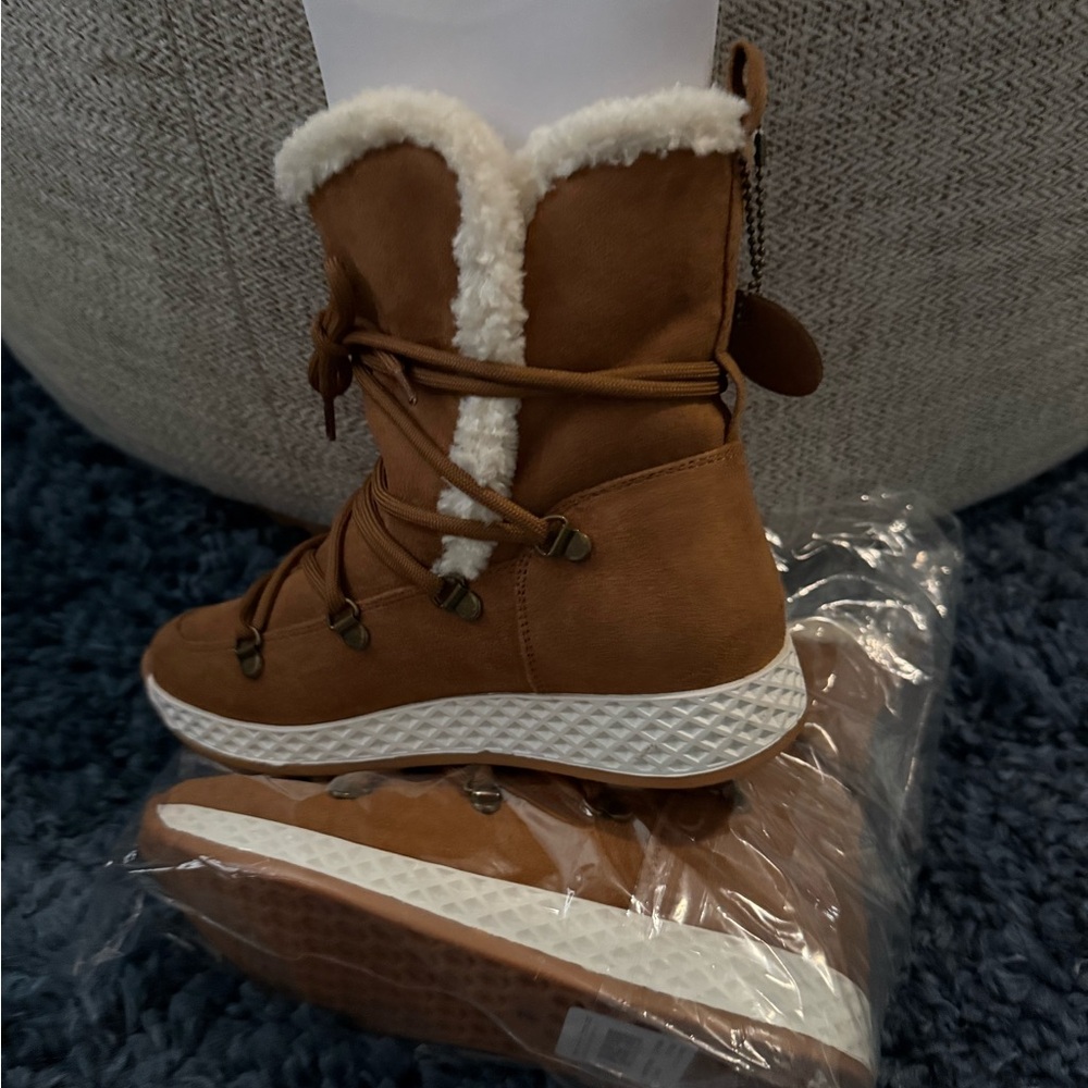 J/SLIDES Tan Winter Boots with White Fur Trim